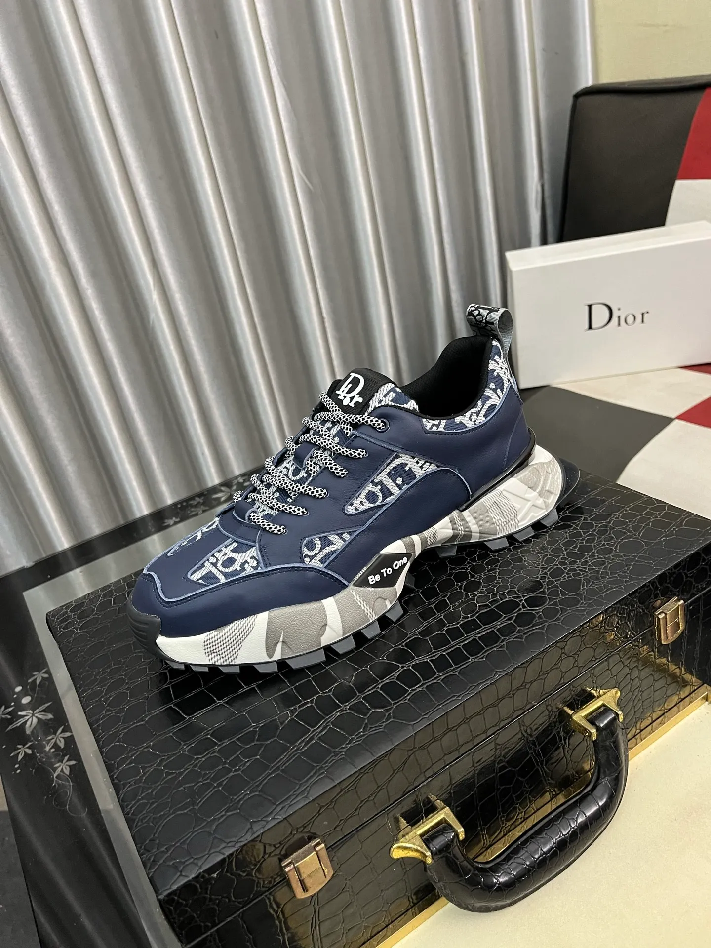 Men's Men's Shoes💰458⌚️⌚️Dior unique modern style sneakers. Counter purchasing 🏃casual leather shoes😍😍 original cowhide leather imported from Italy (refuses to discolor and grind feet) soles: original soles specially provided by the original factory, super cool😍 lace up and walk with wind👍 style design ⚠️ super comfortable and wear-resistant original soles. Just like shooting the real thing 🎬The real thing is better Code number: 38-443️⃣Colors available